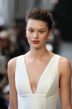 New York, Ny - Nisan 13: Amsale haraç bahar 2019 pist pist göstermek Gramercy Park Hotel adlı 13 Nisan 2018 New York'ta bir model yürür..