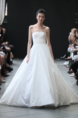 New York, Ny - Nisan 13: Amsale haraç bahar 2019 pist pist göstermek Gramercy Park Hotel adlı 13 Nisan 2018 New York'ta bir model yürür..