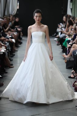 New York, Ny - Nisan 13: Amsale haraç bahar 2019 pist pist göstermek Gramercy Park Hotel adlı 13 Nisan 2018 New York'ta bir model yürür..