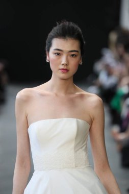 New York, Ny - Nisan 13: Amsale haraç bahar 2019 pist pist göstermek Gramercy Park Hotel adlı 13 Nisan 2018 New York'ta bir model yürür..