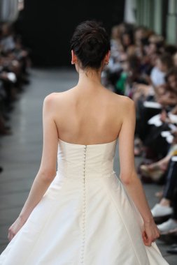 New York, Ny - Nisan 13: Amsale haraç bahar 2019 pist pist göstermek Gramercy Park Hotel adlı 13 Nisan 2018 New York'ta bir model yürür..