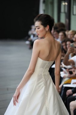 New York, Ny - Nisan 13: Amsale haraç bahar 2019 pist pist göstermek Gramercy Park Hotel adlı 13 Nisan 2018 New York'ta bir model yürür..