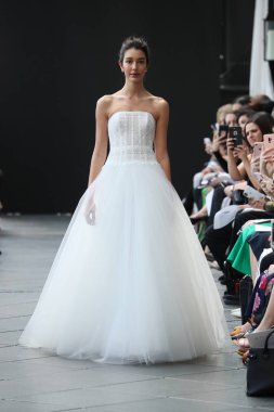 New York, Ny - Nisan 13: Amsale haraç bahar 2019 pist pist göstermek Gramercy Park Hotel adlı 13 Nisan 2018 New York'ta bir model yürür..