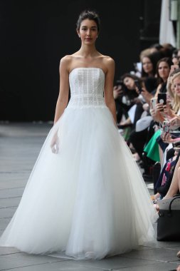 New York, Ny - Nisan 13: Amsale haraç bahar 2019 pist pist göstermek Gramercy Park Hotel adlı 13 Nisan 2018 New York'ta bir model yürür..