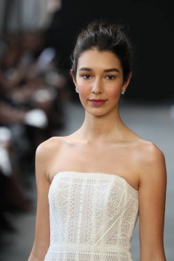 New York, Ny - Nisan 13: Amsale haraç bahar 2019 pist pist göstermek Gramercy Park Hotel adlı 13 Nisan 2018 New York'ta bir model yürür..