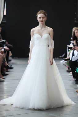 New York, Ny - Nisan 13: Amsale haraç bahar 2019 pist pist göstermek Gramercy Park Hotel adlı 13 Nisan 2018 New York'ta bir model yürür..