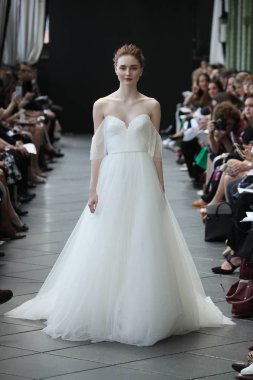 New York, Ny - Nisan 13: Amsale haraç bahar 2019 pist pist göstermek Gramercy Park Hotel adlı 13 Nisan 2018 New York'ta bir model yürür..