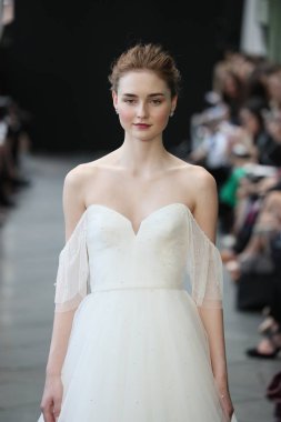 New York, Ny - Nisan 13: Amsale haraç bahar 2019 pist pist göstermek Gramercy Park Hotel adlı 13 Nisan 2018 New York'ta bir model yürür..