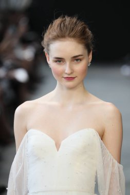 New York, Ny - Nisan 13: Amsale haraç bahar 2019 pist pist göstermek Gramercy Park Hotel adlı 13 Nisan 2018 New York'ta bir model yürür..