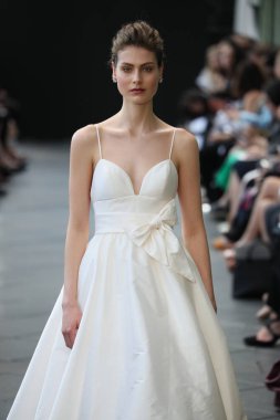 New York, Ny - Nisan 13: Amsale haraç bahar 2019 pist pist göstermek Gramercy Park Hotel adlı 13 Nisan 2018 New York'ta bir model yürür..