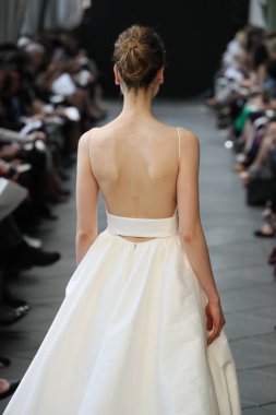 New York, Ny - Nisan 13: Amsale haraç bahar 2019 pist pist göstermek Gramercy Park Hotel adlı 13 Nisan 2018 New York'ta bir model yürür..