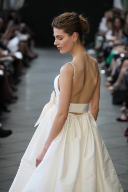 New York, Ny - Nisan 13: Amsale haraç bahar 2019 pist pist göstermek Gramercy Park Hotel adlı 13 Nisan 2018 New York'ta bir model yürür..