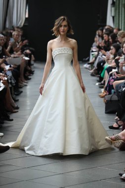 New York, Ny - Nisan 13: Amsale haraç bahar 2019 pist pist göstermek Gramercy Park Hotel adlı 13 Nisan 2018 New York'ta bir model yürür..