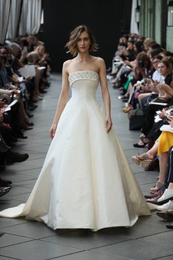 New York, Ny - Nisan 13: Amsale haraç bahar 2019 pist pist göstermek Gramercy Park Hotel adlı 13 Nisan 2018 New York'ta bir model yürür..