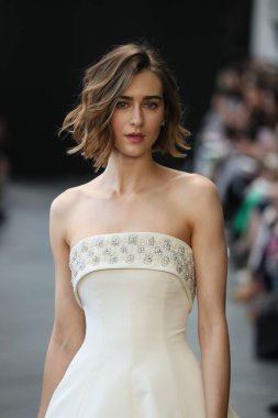 New York, Ny - Nisan 13: Amsale haraç bahar 2019 pist pist göstermek Gramercy Park Hotel adlı 13 Nisan 2018 New York'ta bir model yürür..