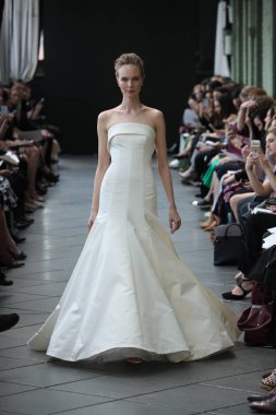 New York, Ny - Nisan 13: Amsale haraç bahar 2019 pist pist göstermek Gramercy Park Hotel adlı 13 Nisan 2018 New York'ta bir model yürür..