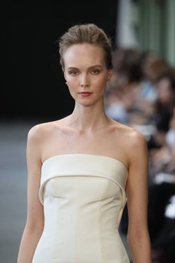 New York, Ny - Nisan 13: Amsale haraç bahar 2019 pist pist göstermek Gramercy Park Hotel adlı 13 Nisan 2018 New York'ta bir model yürür..