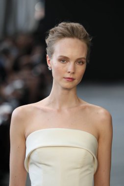 New York, Ny - Nisan 13: Amsale haraç bahar 2019 pist pist göstermek Gramercy Park Hotel adlı 13 Nisan 2018 New York'ta bir model yürür..