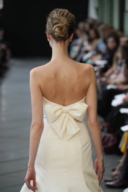 New York, Ny - Nisan 13: Amsale haraç bahar 2019 pist pist göstermek Gramercy Park Hotel adlı 13 Nisan 2018 New York'ta bir model yürür..