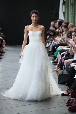 New York, Ny - Nisan 13: Amsale haraç bahar 2019 pist pist göstermek Gramercy Park Hotel adlı 13 Nisan 2018 New York'ta bir model yürür..