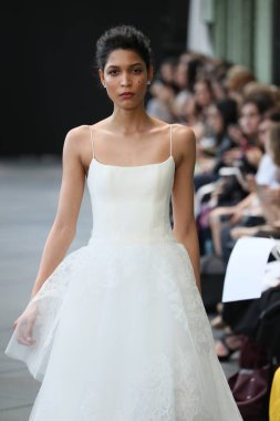 New York, Ny - Nisan 13: Amsale haraç bahar 2019 pist pist göstermek Gramercy Park Hotel adlı 13 Nisan 2018 New York'ta bir model yürür..