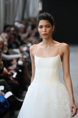 New York, Ny - Nisan 13: Amsale haraç bahar 2019 pist pist göstermek Gramercy Park Hotel adlı 13 Nisan 2018 New York'ta bir model yürür..