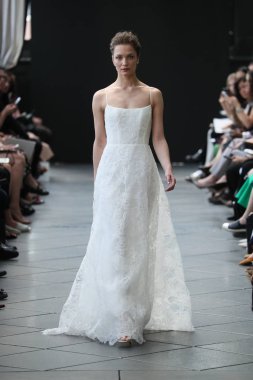 New York, Ny - Nisan 13: Amsale haraç bahar 2019 pist pist göstermek Gramercy Park Hotel adlı 13 Nisan 2018 New York'ta bir model yürür..