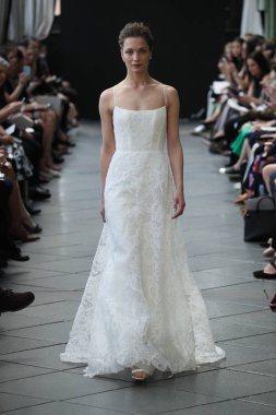 New York, Ny - Nisan 13: Amsale haraç bahar 2019 pist pist göstermek Gramercy Park Hotel adlı 13 Nisan 2018 New York'ta bir model yürür..