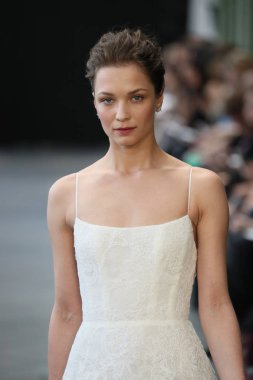 New York, Ny - Nisan 13: Amsale haraç bahar 2019 pist pist göstermek Gramercy Park Hotel adlı 13 Nisan 2018 New York'ta bir model yürür..