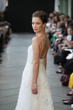 New York, Ny - Nisan 13: Amsale haraç bahar 2019 pist pist göstermek Gramercy Park Hotel adlı 13 Nisan 2018 New York'ta bir model yürür..