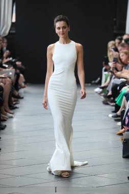 New York, Ny - Nisan 13: Amsale haraç bahar 2019 pist pist göstermek Gramercy Park Hotel adlı 13 Nisan 2018 New York'ta bir model yürür..