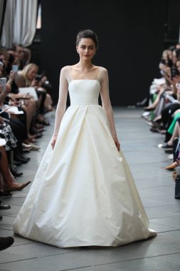 New York, Ny - Nisan 13: Amsale haraç bahar 2019 pist pist göstermek Gramercy Park Hotel adlı 13 Nisan 2018 New York'ta bir model yürür..