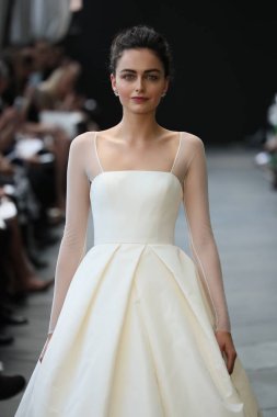 New York, Ny - Nisan 13: Amsale haraç bahar 2019 pist pist göstermek Gramercy Park Hotel adlı 13 Nisan 2018 New York'ta bir model yürür..