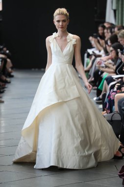 New York, Ny - Nisan 13: Amsale haraç bahar 2019 pist pist göstermek Gramercy Park Hotel adlı 13 Nisan 2018 New York'ta bir model yürür..