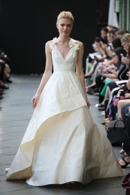 New York, Ny - Nisan 13: Amsale haraç bahar 2019 pist pist göstermek Gramercy Park Hotel adlı 13 Nisan 2018 New York'ta bir model yürür..