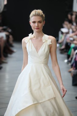 New York, Ny - Nisan 13: Amsale haraç bahar 2019 pist pist göstermek Gramercy Park Hotel adlı 13 Nisan 2018 New York'ta bir model yürür..