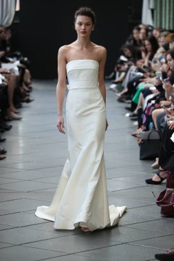 New York, Ny - Nisan 13: Amsale haraç bahar 2019 pist pist göstermek Gramercy Park Hotel adlı 13 Nisan 2018 New York'ta bir model yürür..