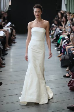 New York, Ny - Nisan 13: Amsale haraç bahar 2019 pist pist göstermek Gramercy Park Hotel adlı 13 Nisan 2018 New York'ta bir model yürür..