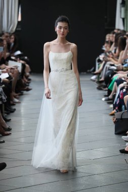 New York, Ny - Nisan 13: Amsale haraç bahar 2019 pist pist göstermek Gramercy Park Hotel adlı 13 Nisan 2018 New York'ta bir model yürür..