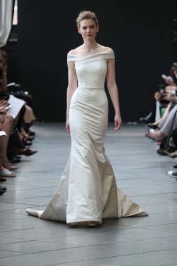 New York, Ny - Nisan 13: Amsale haraç bahar 2019 pist pist göstermek Gramercy Park Hotel adlı 13 Nisan 2018 New York'ta bir model yürür..