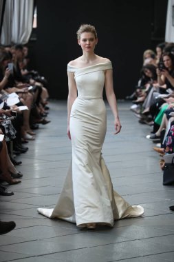 New York, Ny - Nisan 13: Amsale haraç bahar 2019 pist pist göstermek Gramercy Park Hotel adlı 13 Nisan 2018 New York'ta bir model yürür..