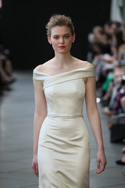 New York, Ny - Nisan 13: Amsale haraç bahar 2019 pist pist göstermek Gramercy Park Hotel adlı 13 Nisan 2018 New York'ta bir model yürür..