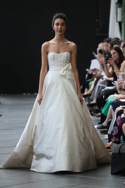 New York, Ny - Nisan 13: Amsale haraç bahar 2019 pist pist göstermek Gramercy Park Hotel adlı 13 Nisan 2018 New York'ta bir model yürür..