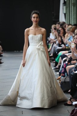 New York, Ny - Nisan 13: Amsale haraç bahar 2019 pist pist göstermek Gramercy Park Hotel adlı 13 Nisan 2018 New York'ta bir model yürür..