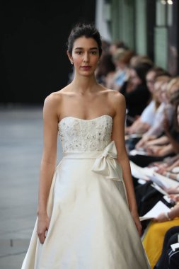 New York, Ny - Nisan 13: Amsale haraç bahar 2019 pist pist göstermek Gramercy Park Hotel adlı 13 Nisan 2018 New York'ta bir model yürür..