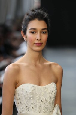 New York, Ny - Nisan 13: Amsale haraç bahar 2019 pist pist göstermek Gramercy Park Hotel adlı 13 Nisan 2018 New York'ta bir model yürür..