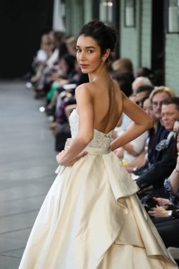 New York, Ny - Nisan 13: Amsale haraç bahar 2019 pist pist göstermek Gramercy Park Hotel adlı 13 Nisan 2018 New York'ta bir model yürür..