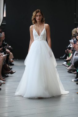 New York, Ny - Nisan 13: Amsale haraç bahar 2019 pist pist göstermek Gramercy Park Hotel adlı 13 Nisan 2018 New York'ta bir model yürür..