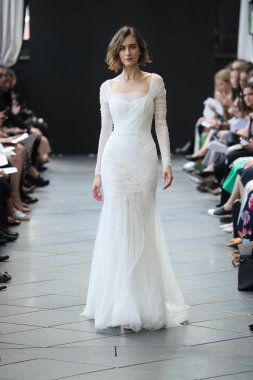 New York, Ny - Nisan 13: Amsale haraç bahar 2019 pist pist göstermek Gramercy Park Hotel adlı 13 Nisan 2018 New York'ta bir model yürür..