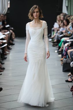 New York, Ny - Nisan 13: Amsale haraç bahar 2019 pist pist göstermek Gramercy Park Hotel adlı 13 Nisan 2018 New York'ta bir model yürür..